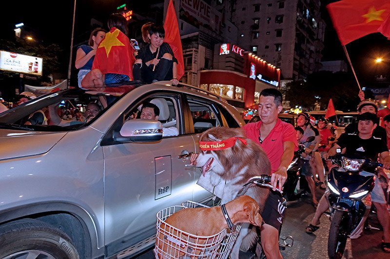 cuong nhiet la lung nhu nguoi viet xem bong da