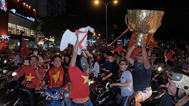 cuong nhiet la lung nhu nguoi viet xem bong da