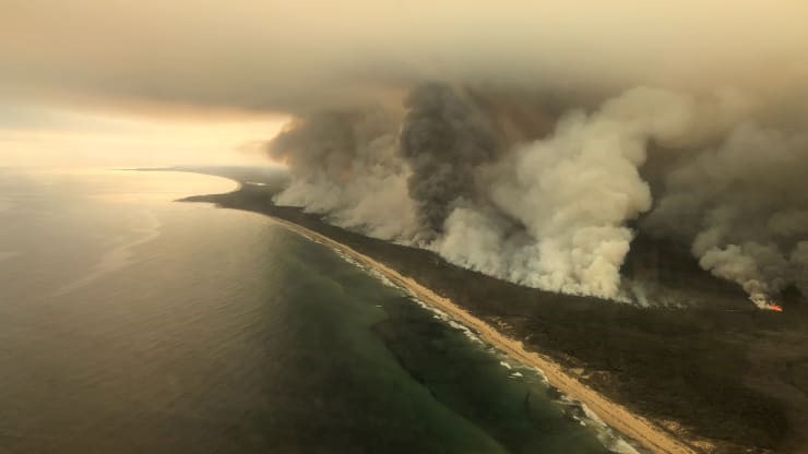 Hình ảnh cột khói khổng lồ từ vụ cháy chụp hôm 4.1 tại bờ biển đông Gippsland, bang Victoria. Ảnh: Reuters