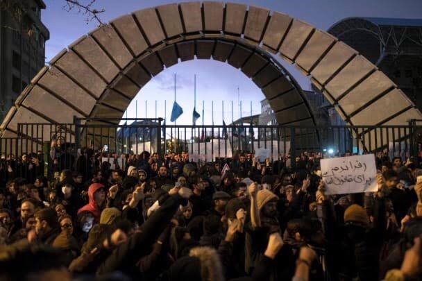 Những người biểu tình Iran tập trung trước cổng trường đại học và thắp nến tưởng niệm nạn nhân vụ tai nạn máy bay Ukraina hôm 11.1. Ảnh: Getty Images