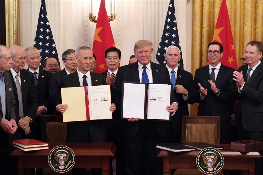 Tổng thống Donald Trump và Phó Thủ tướng Lưu Hạc ký thỏa thuận thương mại giai đoạn 1 ngày 15.1 tại Nhà Trắng. Ảnh: AFP