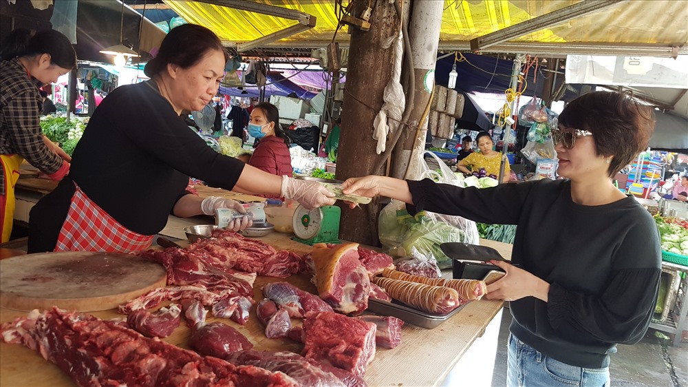 Giá thực phẩm bắt đầu tăng mạnh sau ngày cúng ông Công ông Táo. Ảnh: Kh.V