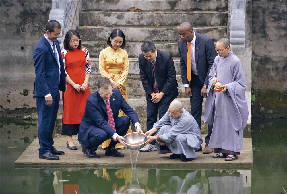 Đại sứ Mỹ Daniel Kritenbrink thả cá chép tiễn ông Công ông Táo ở chùa Kim Liên ngày 22 tháng Chạp. Ảnh: Đỗ Linh