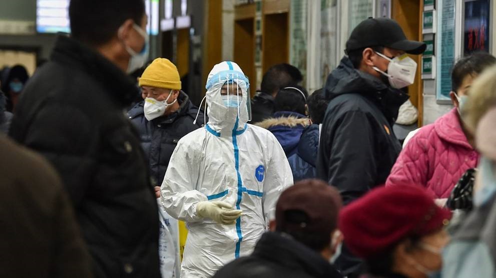 Một nhân viên y tế mặc trang phục bảo hộ tại bệnh viện ở Vũ Hán. Ảnh: AFP.