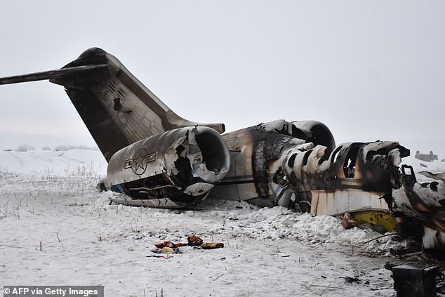 Hiện trường vụ máy bay liên lạc E-11A gặp nạn ở Afghanistan. Ảnh: AFP/Getty.