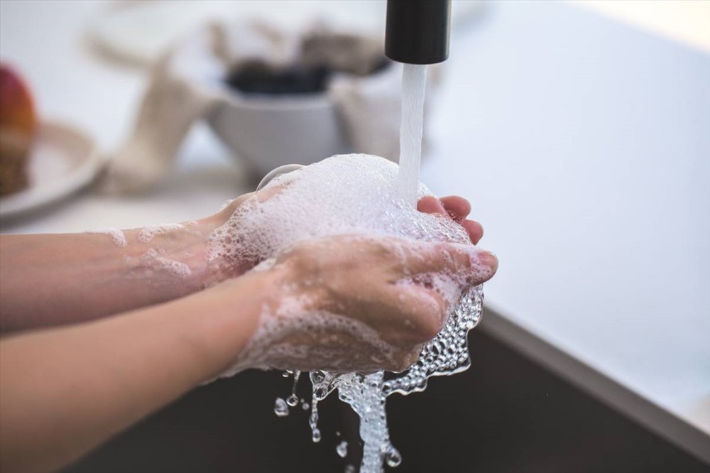Rửa tay là một trong số các bước cần làm để phòng ngừa dịch bệnh trong bối cảnh dịch virus Corona diễn biến phức tạp. Ảnh: AO.
