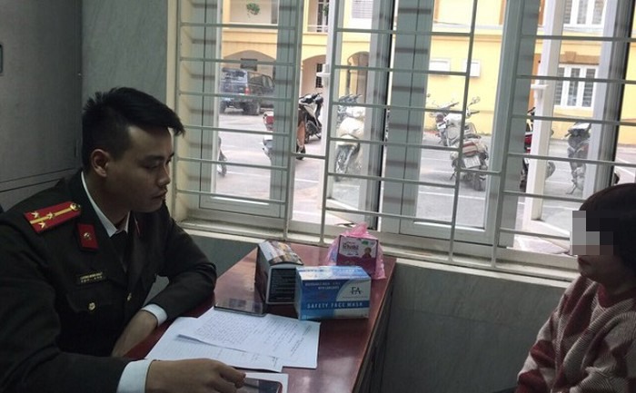 Công an quận Thanh Xuân làm việc với cá nhân, chủ quầy thuốc có hành vi nâng giá bán khẩu trang y tế cao gấp nhiều lần. Ảnh: LN.