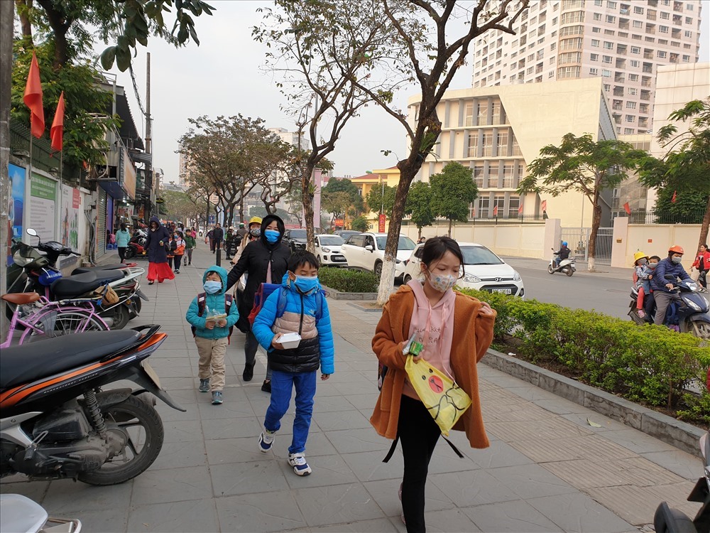 Tâm lý chung của phụ huynh, để con đi học thì lo dịch bệnh, mà con được nghỉ thì lo không có người trông. Ảnh: Kiều Giang.