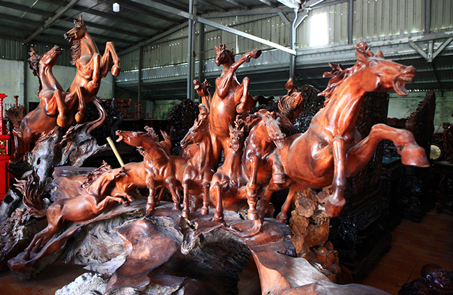 Gốc cây chỏng chơ bên suối bỗng nhiên biến thành báu vật 7 tỷ đồng