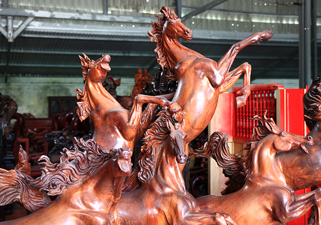 Gốc cây chỏng chơ bên suối bỗng nhiên biến thành báu vật 7 tỷ đồng