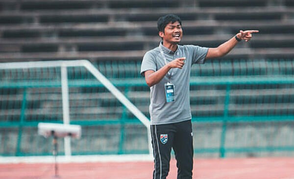 Huấn luyện viên Issara chịu trách nhiệm vì đội nhà không lọt vào VCK U19 châu Á. Ảnh: Camsports