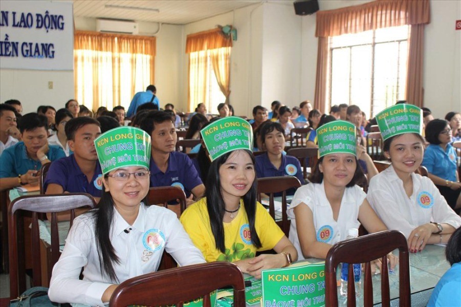 Công nhân lao động tỉnh Tiền Giang tham gia các hoạt động bảo vệ môi trường. Ảnh: K.Q