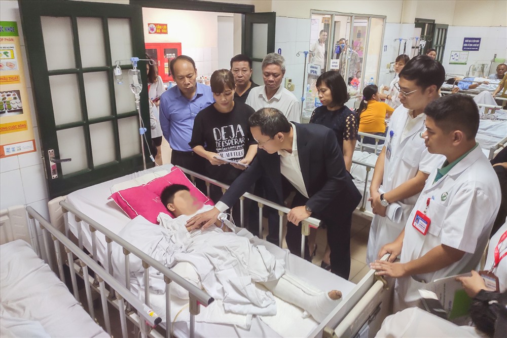 Phó Chủ tịch Ủy ban An toàn giao thông Quốc gia - Khuất Việt Hùng thăm nạn nhân bị TNGT tại Bệnh viện Việt Đức. Ảnh ĐT
