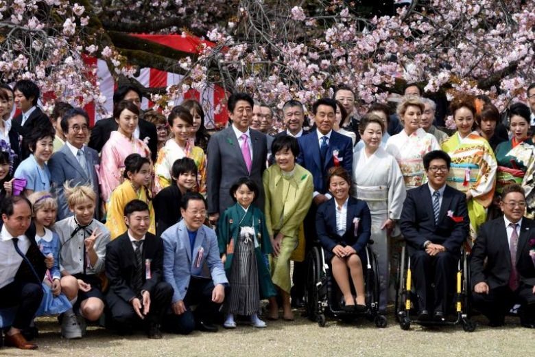 Thủ tướng Abe Shinzo và Phu nhân cùng các quan khách trong lễ hội hoa anh đào tại Tokyo năm 2017. Ảnh: AFP