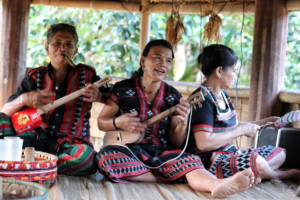 Đời sống thường nhật được tái hiện của đồng bào dân tộc ven dãy Trường Sơn hùng vĩ. Ảnh: Lan Nhi