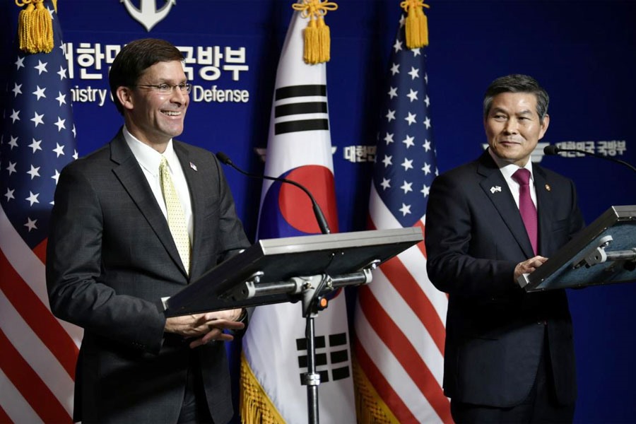 Bộ trưởng Quốc phòng Mỹ Mark Esper (trái) trong cuộc họp báo chung với Bộ trưởng Quốc phòng Hàn Quốc Jeong Kyeong-doo ngày 15.11.2019. Ảnh: N.N