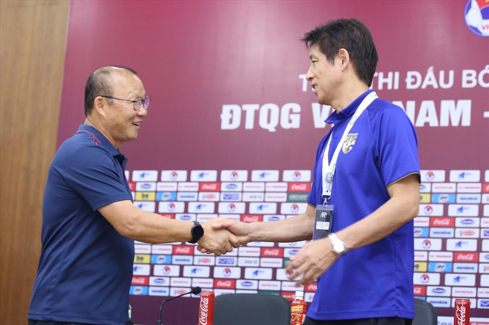 Huấn luyện viên Park Hang-seo và huấn luyện viên đội Thái Lan Akira Nishino trong cuộc họp báo tại Hà Nội ngày 18.11.2019. Ảnh: Bangkok Post