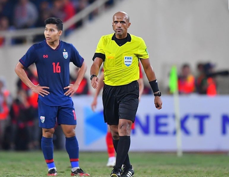 Trọng tài Ahmed Al-Kaf nhận vô vàn chỉ trích sau trận đấu giữa tuyển Việt Nam và Thái Lan tối 19.11. Ảnh: FAT