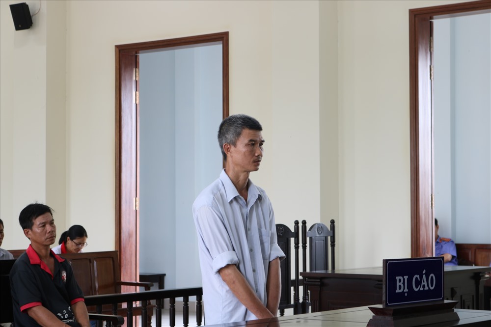 Bị cáo Phan Minh Hải (đứng) tại phiên tòa phúc thẩm. Ảnh: Thành Nhân.