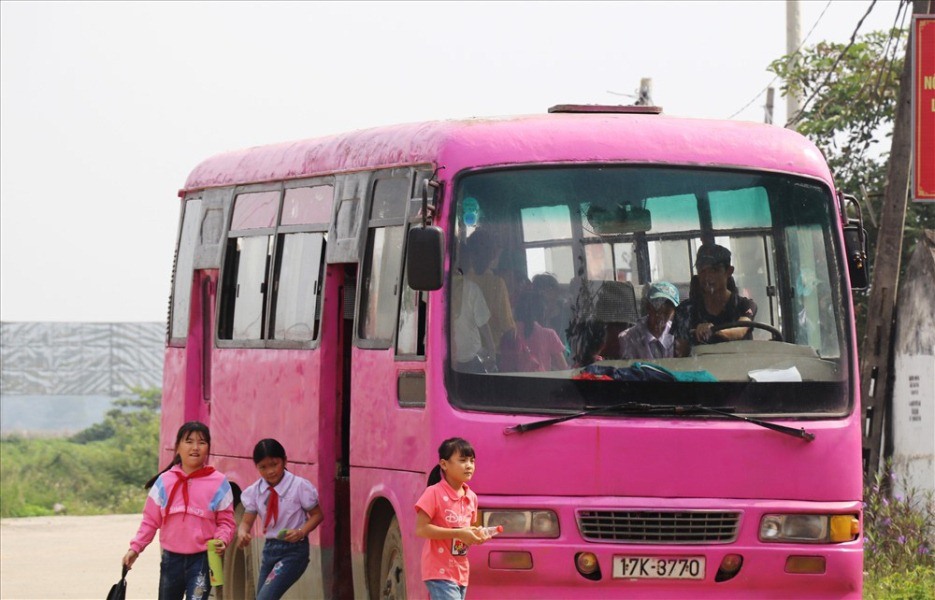 Ôtô hết đăng kiểm vẫn đưa đón hàng trăm học sinh Trường Tiểu học Sơn Lai, huyện Nho Quan. Ảnh: NGUYỄN TRƯỜNG