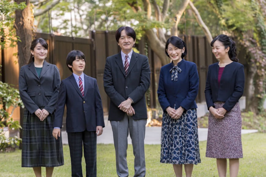 Gia đình Thái tử Akishino - Công nương Kiko. Từ trái qua phải: Công chúa Mako, Hoàng tử Hisahito,  Thái tử Akishino, Công nương Kiko và Công chúa Kako. Ảnh: AP.