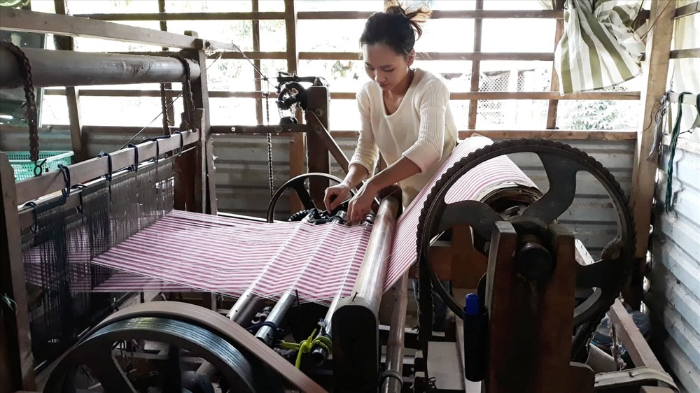 Hồi sinh làng nghề dệt choàng 100 tuổi độc đáo ở Long Khánh A