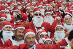 Người dân mặc trang phục Noel tham gia sự kiện Santa Run