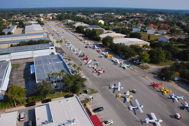 Thị trấn lạ lùng: 5000 cư dân nhưng tới 700 nhà để máy bay, siêu xe xếp hàng dài ngoài đường