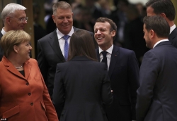 Ông Macron cười tươi trong lần đầu gặp nữ thủ tướng trẻ nhất thế giới
