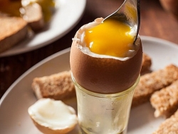 Ăn trứng gà như thế nào tốt: Chín, tái hay sống