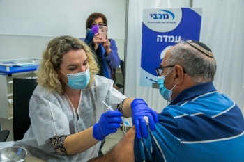 Liều vaccine thứ 4 giúp người trên 60 tuổi ở Israel tránh trở bệnh nặng
