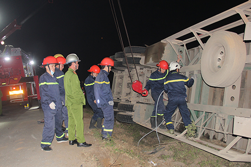 xe container lat nghieng khien hai phu nu gap nan