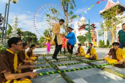 la vang giup sac dien thoai bang cach gap ngon tay