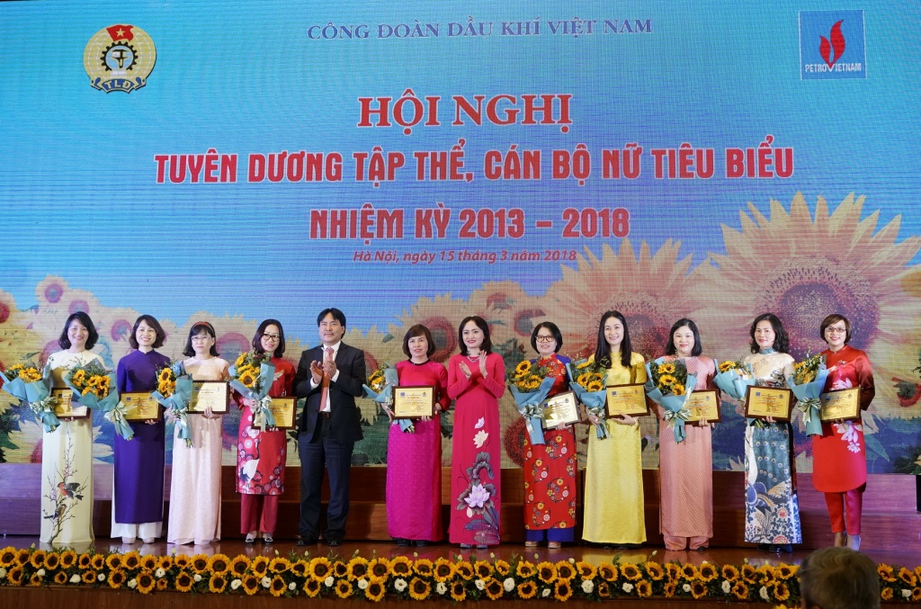 cong doan pv gas nhan khen thuong tap the ban nu cong va 2 can bo nu xuat sac nhiem ky v 2013 2018