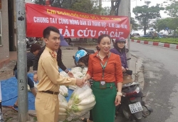 CSGT Hà Nội 'giải cứu' 2 tấn củ cải giúp nông dân Mê Linh