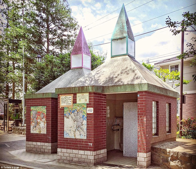 nhat ban chi la wc cong cong thoi co nhat thiet phai dep den the nay khong