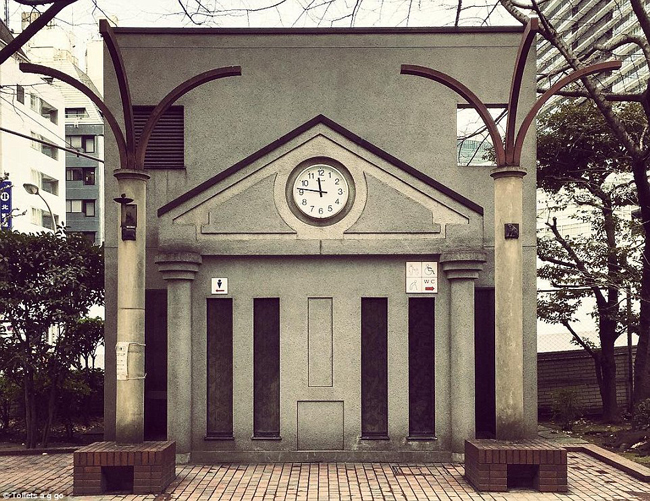 nhat ban chi la wc cong cong thoi co nhat thiet phai dep den the nay khong