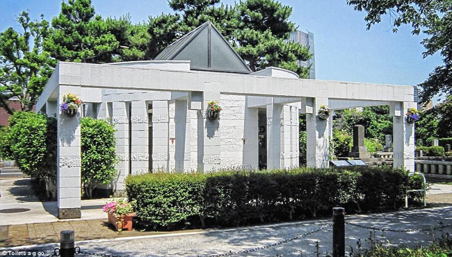 nhat ban chi la wc cong cong thoi co nhat thiet phai dep den the nay khong