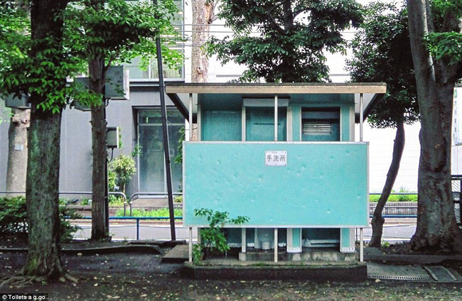 nhat ban chi la wc cong cong thoi co nhat thiet phai dep den the nay khong