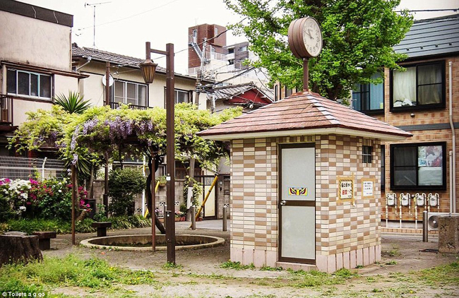 nhat ban chi la wc cong cong thoi co nhat thiet phai dep den the nay khong