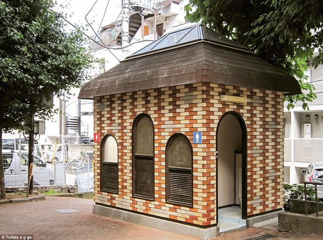 nhat ban chi la wc cong cong thoi co nhat thiet phai dep den the nay khong