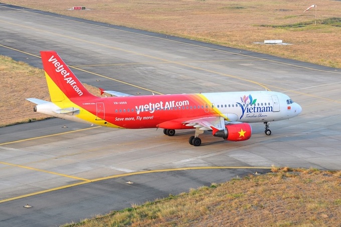 may bay ky niem quan he viet phap gia nhap doi tau sinh dong cua vietjet