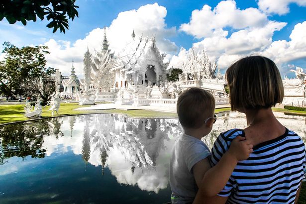 Phát ghen với cuộc sống của cậu bé 2 tuổi đi khắp thế giới phat ghen voi cuoc song cua cau be 2 tuoi di khap the gioi