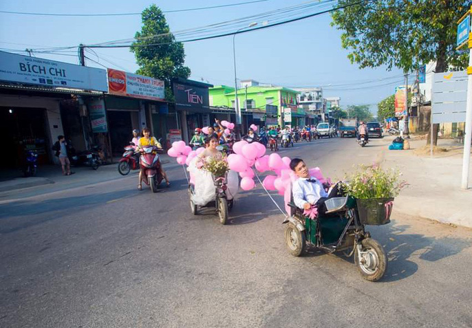 le cuoi tren xe lan lay dong hang trieu trai tim