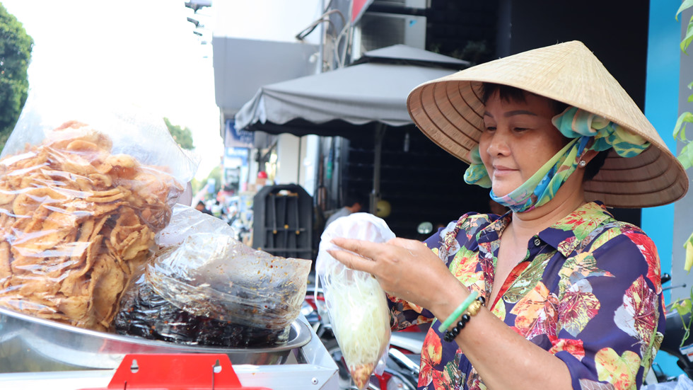 ba me ban goi kho bo cong vien le van tam tan tien tung dong nuoi con du hoc my