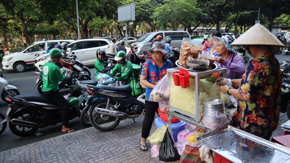 ba me ban goi kho bo cong vien le van tam tan tien tung dong nuoi con du hoc my