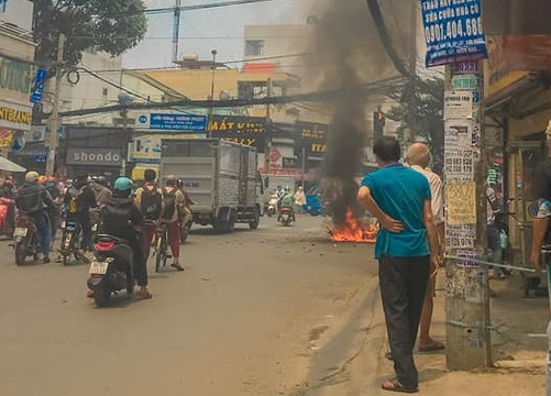 Xe máy điện cháy trơ khung khi đang dừng đèn đỏ -0