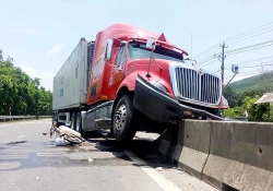 xe container lat de oto o deo cu mong hai nguoi tu vong