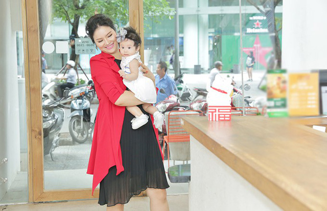 gai que le thi phuong lan dau xuat hien ben con gai 6 thang tuoi