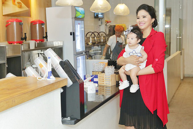 gai que le thi phuong lan dau xuat hien ben con gai 6 thang tuoi